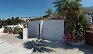 阿纳卡普里B&B Villa Cristina的棕榈树庭院里的白色冰箱