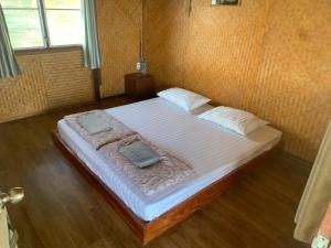 北碧T & T Hostel Kanchanaburi的一间卧室配有一张大床和两个枕头