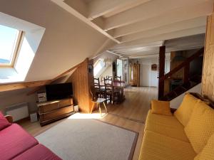 维拉尔-德朗Appartement Villard-de-Lans, 4 pièces, 7 personnes - FR-1-761-12的客厅配有沙发和桌子
