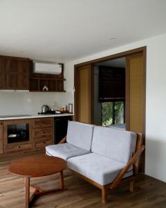 吉婆岛YEN Hidden Valley的客厅配有沙发和桌子