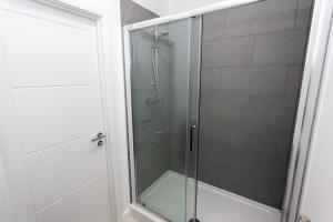 博尔顿Fantastic 1 bedroom apartment in Bolton的浴室里设有玻璃门淋浴