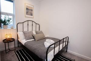 博尔顿Modern 1 Bedroom Apartment in Bolton的一间卧室配有一张黑色床架床