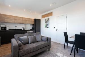 博尔顿Modern 2 Bedroom Apartment in Bolton的带沙发的客厅和厨房