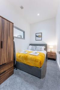 布赖尔利希尔Modern 1 Bedroom Apartment in Dudley的一间卧室配有一张大床和一个梳妆台