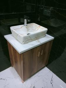 加济阿巴德wooden suits的台面上带白色水槽的浴室