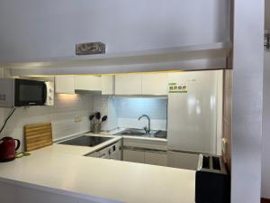 巴古尔AP21-Sa Riera的厨房配有白色橱柜和白色台面
