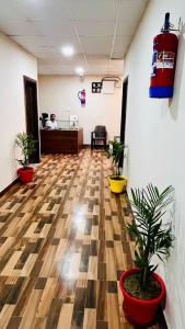 SikandarābādPRINCE RESTAURANT AND HOTELS的地板上设有盆栽的办公室