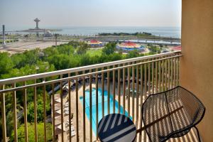 阿可贺巴艾美度假酒店的阳台设有长凳,享有海景。