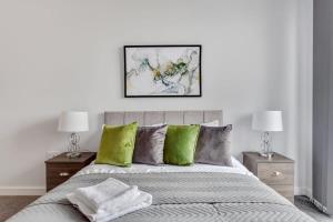 伯明翰Stunning 1br flat in Birmingham的白色卧室配有带绿色枕头的床