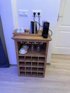 帕皮提Ononui Airport Studio的一张小木桌和咖啡壶