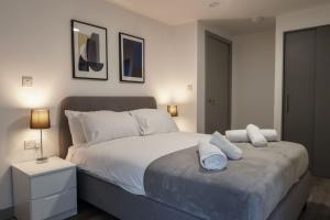 利物浦Lovely 1 Bed Apartment in Liverpool Centre的一间卧室配有带白色床单和枕头的床。