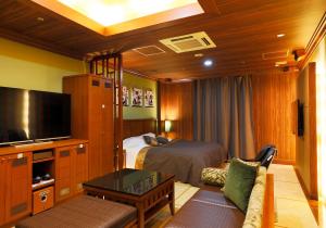 香芝市ホテルウォーターゲート香芝的配有一张床和一台平面电视的酒店客房