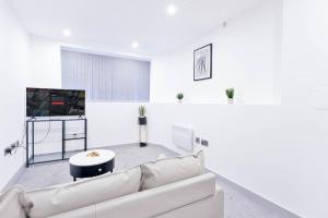 Modern 1 Bed Apartment in Central Wolverhampton的休息区