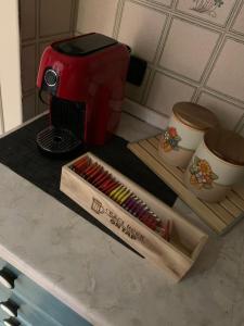 拉文纳Stefy House的配有咖啡壶和一盒火柴的柜台