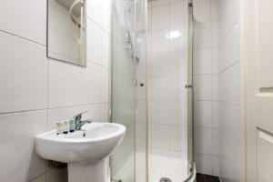 唐克斯特Modern Budget Studio in Central Doncaster的白色的浴室设有水槽和淋浴。