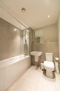 克劳利Fantastic 1 Bed Apartment in Crawley的浴室配有卫生间、浴缸和水槽。