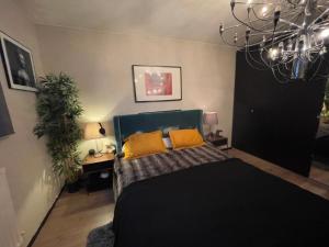 圣洛朗-德米尔Casa Lovo的一间卧室配有一张带黄色枕头和吊灯的床。