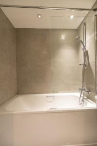 克劳利Fantastic 1 Bed Apartment in Crawley的带淋浴和白色浴缸的浴室