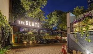 钦奈Palette - The Slate Hotel的带有读取国家符号的建筑物
