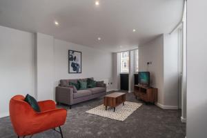 利物浦Modern 2 Bedroom Apartment in Liverpool的带沙发和电视的客厅