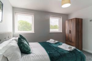 利物浦Modern 2 Bedroom Apartment in Liverpool的一间卧室配有一张床,上面有两条毛巾