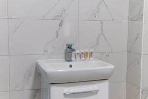 利物浦Modern 2 Bedroom Apartment in Liverpool的白色瓷砖浴室内的白色水槽