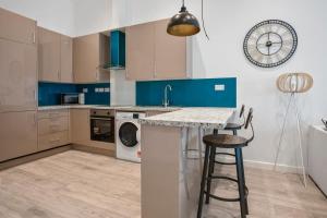 沃金Contemporary 1 Bedroom Apartment in Central Woking的厨房配有柜台和洗碗机。