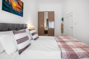 沃金Contemporary 1 Bedroom Apartment in Central Woking的卧室配有带枕头的大型白色床