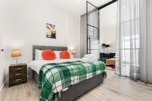 沃金Lovely 1 Bedroom Apartment in Woking Centre的一间卧室配有带橙色枕头的床