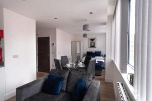 曼彻斯特Fantastic Studio Apartment by Old Trafford的带沙发的客厅和用餐室