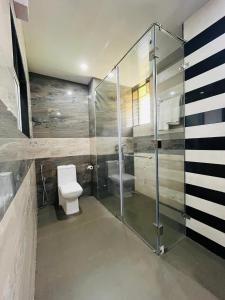 阿姆波尔Tattvam Wild Ocean的一间带卫生间和玻璃淋浴间的浴室