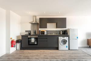 雷特福德Contemporary 1 Bed Apartment in Central Retford的厨房配有洗衣机和洗衣机。