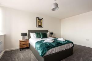 雷特福德Contemporary 1 Bed Apartment in Central Retford的一间卧室配有一张大床和一个床头柜