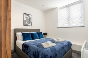 利兹Smart 1 Bedroom Apartment in Leeds的一间卧室配有一张床,上面有两条毛巾