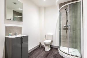 利兹Smart 1 Bedroom Apartment in Leeds的带淋浴、卫生间和盥洗盆的浴室