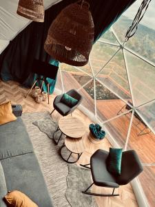 茨兹伊特纳beGLAMP glamping - narty, góry i Park Narodowy的客厅设有1个带椅子和桌子的帐篷