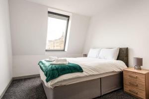 哈利法克斯Modern 1 Bed Budget Apartment in Central Halifax的一间卧室设有一张大床和窗户