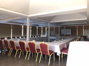 Kumkuyu奥比斯玛丽娜酒店度假酒店的一间会议室,配有长桌子和椅子