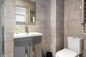 哈利法克斯Modern 1 Bed Budget Apartment in Central Halifax的一间带水槽和卫生间的浴室