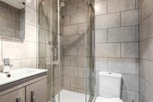 哈利法克斯Lovely 1 Bed Budget Apartment in Central Halifax的带淋浴、卫生间和盥洗盆的浴室