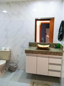 古里里Casa Luxo e Sossego 50m da Praia的一间带水槽和镜子的浴室