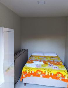 古里里Casa Luxo e Sossego 50m da Praia的一间卧室配有一张黄色毯子床