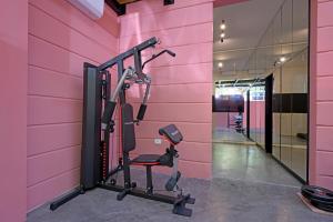 贝鲁特Comfy apart hotel的一个带粉红色墙壁的健身房