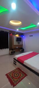 RaxaulHotel Raxaul King的一间卧室配有一张床和一台平面电视