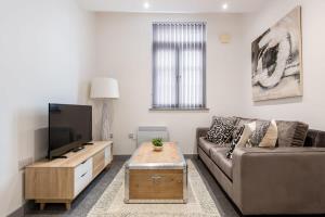 唐克斯特1 Bedroom Budget Apartment in Central Doncaster的带沙发和平面电视的客厅