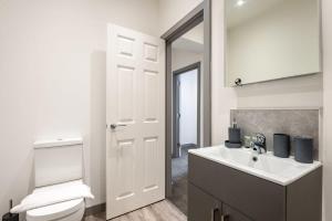 唐克斯特1 Bedroom Budget Apartment in Central Doncaster的浴室配有白色卫生间和盥洗盆。