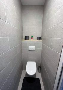 利勒阿当Escapade Relaxante - Spa - Jacuzzi - Sauna - Privés的一间位于客房内的白色卫生间的浴室