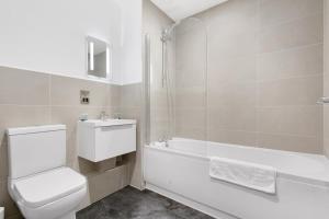 纽伯里Modern 1 Bedroom Apartment in Central Newbury的白色的浴室设有卫生间和浴缸。