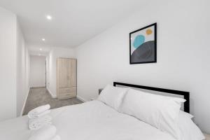 纽伯里Modern 1 Bedroom Apartment in Central Newbury的一间卧室配有一张白色的床和黑色床头板