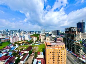 西哈努克怡程酒店ECHENG HOTEL的享有城市和高楼的景色